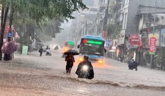 Hà Nội khuyến khích người dân làm việc trực tuyến, cho học sinh nghỉ học để ứng phó bão số 11 