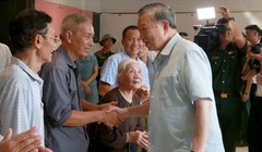 Tổng bí thư Tô Lâm thăm hỏi, động viên người dân vùng lũ Thái Nguyên