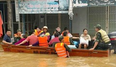 Thủ tướng yêu cầu phân phối hàng dự trữ quốc gia đến các vùng bị chia cắt, ngập sâu