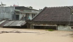 Mắc kẹt trên mái nhà giữa lũ dữ, 2 mẹ con chia nhau nửa gói mì tôm mỗi bữa để cầm cự