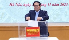 Thủ tướng: Không bỏ lỡ cơ hội trong lúc người dân vùng lũ đang rất cần