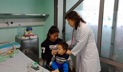 Thăm khám cho trẻ tại Bệnh viện Nhi TW