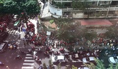 Các tài xế Go-Viet biểu tình ở trụ sở công ty tại ngã tư Nguyễn Đình Chiểu - Trương Định (Q3, TP. HCM). Nguồn: Thanh niên