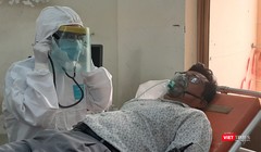 Diễn tập cấp cứu bệnh nhân tại BV Dã chiến. Ảnh: NT