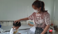 Mẹ con chị N.B tại Khu cách ly tập trung quận 2. Ảnh: N.T