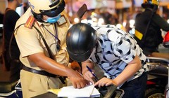 CSGT TP.HCM kiểm tra người tham gia thông. Ảnh: Thanh Niên