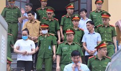Các bị cáo trong vụ án gian lận điểm thi ở Hòa Bình. Ảnh: Pháp Luật TP.HCM
