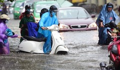 Một con đường ở TP.HCM bị ngập vào mùa mưa. Ảnh: PLO