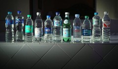 Hạt vi nhựa tồn tại nhiều nhất ở nước đựng trong chai nhựa tái chế, thậm chí cả chai thủy tinh. Ảnh: Internet