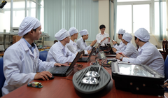 Hoạt động nghiên cứu tại Trung tâm R&D thuộc Công ty Cổ phần Bóng đèn Phích nước Rạng Đông có sự tham gia của một số nhà khoa học đến từ Đại học Bách khoa Hà Nội. Nguồn: natif.vn.