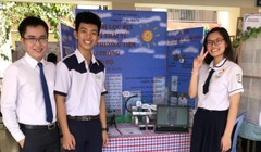 Thầy Lương Tuấn Anh cùng Nguyễn Bích Gia An và Đoàn Viết Minh trong cuộc thi nghiên cứu khoa học cấp trường. Ảnh: Khám phá