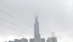 Sáng ngày 6/7, đỉnh tòa nhà Landmark 81 (TP.HCM) bị một lớp mây dày che phủ. Ảnh: Zing