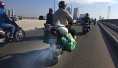 Khí thải từ xe máy là một trong những nguyên nhân gây ô nhiễm không khí. Ảnh: Thanh Niên
