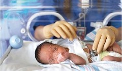 Bác sĩ chăm sóc trẻ sơ sinh. Ảnh: internet