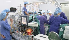 Ê kíp phẫu thuật do PGS.TS Nguyễn Hữu Ước – Giám đốc Trung tâm Tim mạch và lồng ngực (BV Hữu nghị Việt Đức) làm trưởng kíp đang phẫu thuật ghép tim cho bệnh nhân. Ảnh: BVCC