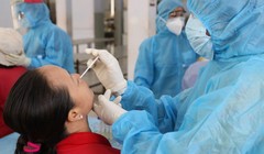 Lấy mẫu xét nghiệm COVID-19. Ảnh: HCDC