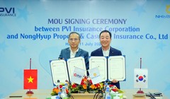 Ông Dương Thanh Francois - Chủ tịch HĐTV Bảo hiểm PVI và ông Choi Mun Seob - Tổng Giám đốc Bảo hiểm NH P&C ký kết thỏa thuận hợp tác