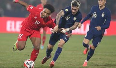 Xuân Son bị các cầu thủ Thái Lan theo như hình với bóng. Ảnh: Vietnamnet.