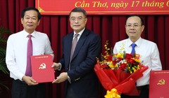 Ông Đỗ Thanh Bình (bên trái) nhận quyết định của Bộ Chính trị phân công giữ chức vụ bí thư Thành ủy Cần Thơ. Ảnh: CTV.