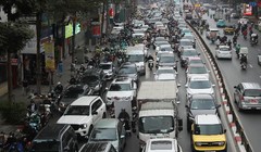 Cận Tết Nguyên đán, dòng ô tô "bao vây" xe máy trên đường phố Hà Nội