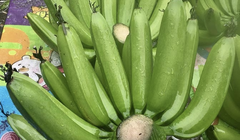 Chợ Tết "hét giá" chuối xanh nửa triệu/nải, hàng miền Nam giá rẻ ra tiếp ứng gấp