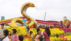 Linh vật rắn trên công viên bờ Tây cầu Rồng (TP Đà Nẵng)