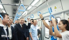 Tổng Bí thư Tô Lâm đi tàu Metro số 1 Thành phố Hồ Chí Minh và trò chuyện với người dân. (Ảnh: Thống Nhất/TTXVN)