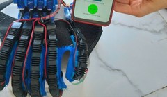 Nam sinh lớp 12 chế tạo găng tay thông minh cho người tai biến, ra lệnh bằng giọng nói