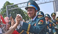 Người dân nồng nhiệt đón chào các khối diễu binh, diễu hành