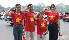 Người Hà Nội diện áo đỏ sao vàng, lan tỏa niềm tự hào dân tộc dịp 30/4