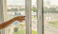 Ở phòng điều hòa quá lâu: Có nên hé cửa, bật quạt đối lưu?