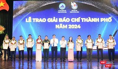 Tại lễ kỷ niệm, Ban tổ chức đã trao giải báo chí thành phố cho các tác giả, nhóm tác giả có tác phẩm xuất sắc.
