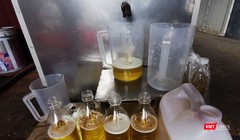 Người Hà Nội ép dầu lạc, vừng thủ công giá đắt gấp 3 lần để "mua" sự yên tâm