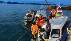 Công tác tìm kiếm cứu hộ cứu nạn trên Vịnh Hạ Long vẫn đang được triển khai. Ảnh: Cổng thông tin điện tử Quảng Ninh.