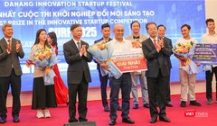 Bí thư Thành uỷ Đà Nẵng Nguyễn Văn Quảng và Thứ trưởng Bộ KH&CN Hoàng Minh trao Giải Nhất cuộc thi Khởi nghiệp đổi mới sáng tạo Đà Nẵng 2025.
