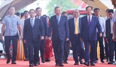 Tổng bí thư Tô Lâm, Thủ tướng Chính phủ Phạm Minh Chính, nguyên Thủ tướng Chính phủ Nguyễn Tấn Dũng, cùng các đại biểu tới dự lễ khởi công, khánh thành 250 công trình - Ảnh: VGP/Nhật Bắc.
