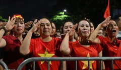 Thu xếp nơi tránh nắng mưa, phục vụ bánh mì, nước cho người dân xem diễu binh, diễu hành