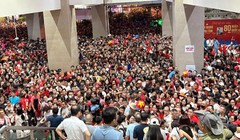 Khách đông kỷ lục, tàu Cát Linh - Hà Đông "chật cứng" người từ sân ga, đến nhà chờ