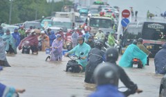 Đường phố Hà Nội chìm trong "biển nước", người dân vật lộn di chuyển