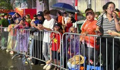 Cảnh hiếm thấy ở Hà Nội: "Biển người" đội mưa ngồi kín nhiều dãy phố chờ xem diễu binh, diễu hành