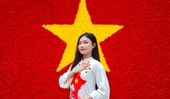 Du khách thích thú check-in đại kỳ tại Hạ Long ngay trước thềm lễ 2/9