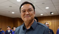 Ông Anutin Charnvirakul và các nghị sĩ Đảng Bhumjaithai trong bức ảnh chụp tại Bangkok, Thái Lan, ngày 15/8/2024. Ảnh: Reuters.