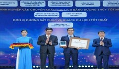  Vietnam Airlines nhận giải thưởng “Hãng hàng không phục vụ khách du lịch tốt nhất”