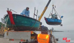 Sau công điện khẩn của Chủ tịch UBND TP Đà Nẵng về việc triển khai các biện pháp phòng chống bão số 10, các lực lượng quân đội, dân quân… đã ra quân, căng mình ứng phó bão.