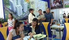 Khách hàng tìm hiểu thủ tục mua nhà tại một dự án nhà ở xã hội ở quận 7, TP.HCM