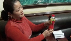 Chị Phạm Thị Loan (Nghệ An) và chai nước có những vật thể nhỏ nổi lập lờ