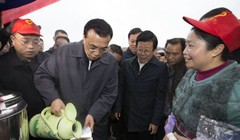 Đích thân ông Lý Khắc Cường đổ nước nóng nấu mì cho công nhân