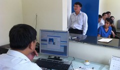 Tới ngày hẹn, người dân chỉ việc đến chụp ảnh, làm một số thủ tục và lấy GPLX.