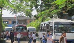 Xe đưa rước học sinh tại Trường THCS Thị Trấn, huyện Củ Chi (TP HCM)