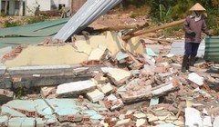 Nhà ông Mười chỉ còn là đống tôn gạch đổ nát sau khi bị nhà thầu thi công Trung Quốc san ủi